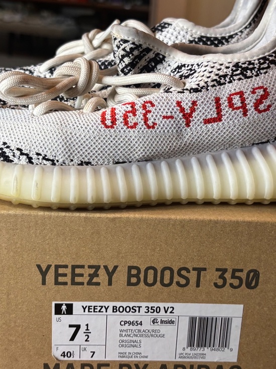 sneakers main image 4